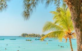 Pereybere Beach Paradise 4 Bedroom Apt